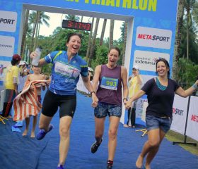 Women-team-crossing-finish-line-together