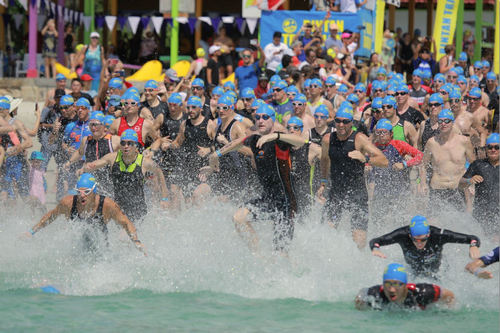 The action splashed off on the Friday afternoon with the Bintan Sunset Swim Classic 1000m, while Saturday held the Sprint and Olympic Distance races, before the swim-bike-run extravaganza culminated on the Sunday morning with the Youth and Kids triathlons, and the Fun Duo Challenge.     The Sunset Swim Classic is the newest event on the Bintan Triathlon program and is growing in popularity with participation numbers up 120 percent this year from 2017. While it’s positioned as a family friendly adjunct to the main triathlon events with entries open to those aged 12 years and up, the Sunset Swim Classic was definitely being treated as a race by many of the competitors, judging by the number of skin suits on display. The warm waters of a sheltered bay just off the Nirwana Sea Sports Centre provided the perfect location for the 1,000m swim, which started just as the sun began its final path to the horizon at 5pm.